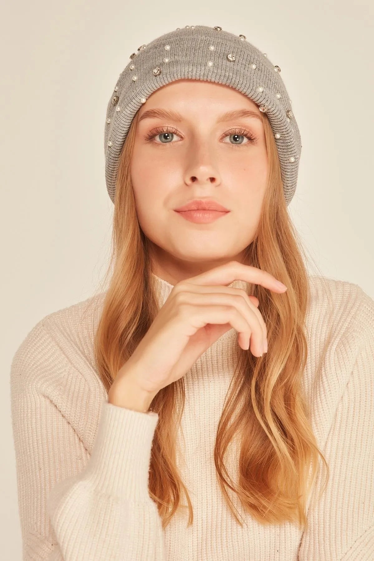 Plain Wool Light Gray Beanie With Pearls