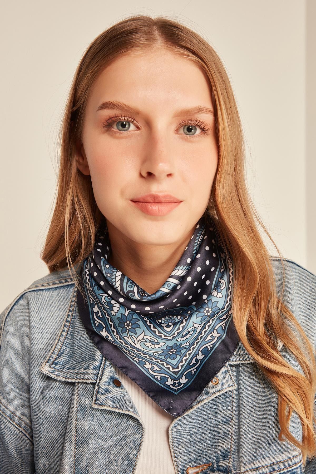 Blauwe, lichtblauwe, witte oriëntalistische stijl geplooide sjaal